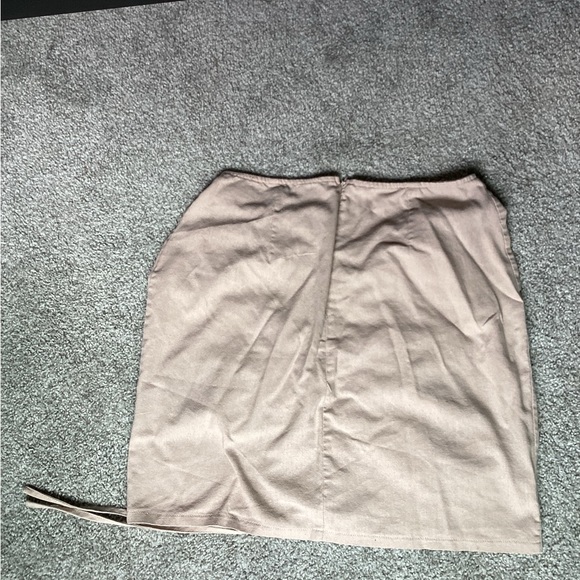 Pretty Little Thing Drawstring Ruched Front Bodycon Skirt with a Zipper - Picture 3 of 5